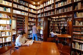 Registrar información de colecciones bibliográficas de acuerdo con procedimientos establecidos.