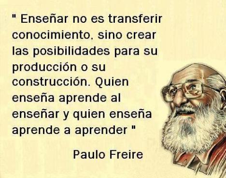 Una maestra apasionada con la tarea, una profesora inquieta