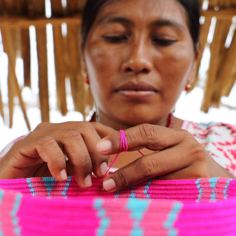 Una cadena de mujeres que subsisten de la artesanía