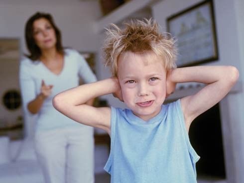 ¿Qué aspectos del estilo de vida actual de los padres hace más vulnerable a los niños en su primera