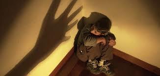 ¿Qué aspectos del estilo de vida actual de los padres hace más vulnerable a los niños en su primera