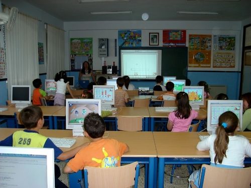 POLITICAS TIC EN EDUCACION EN AMERICA LATINA:MAS ALLA DEL MODELO 1:1
