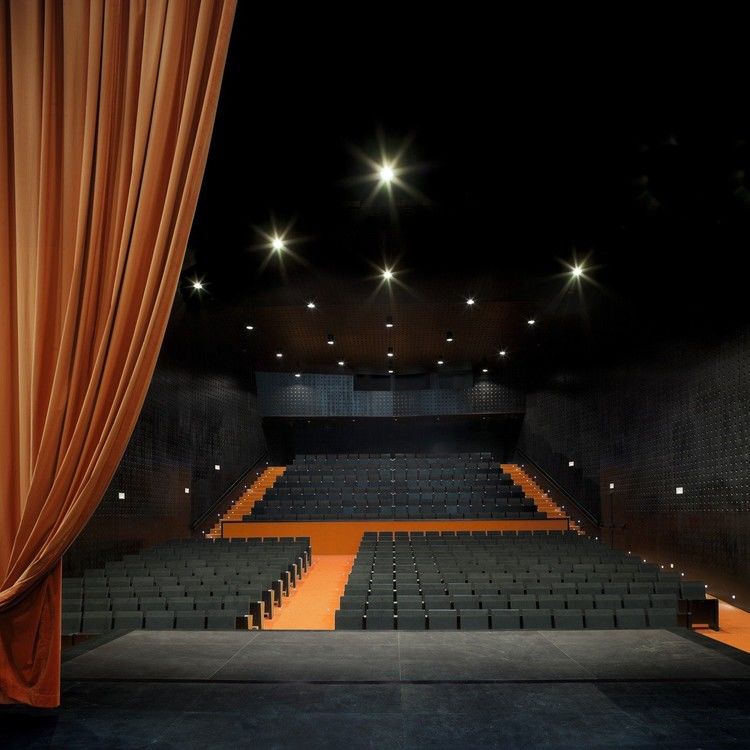 2. 1. Si quisiéramos hacer una obra de teatro, ¿que podríamos hacer para que la gente viniese a vernos?