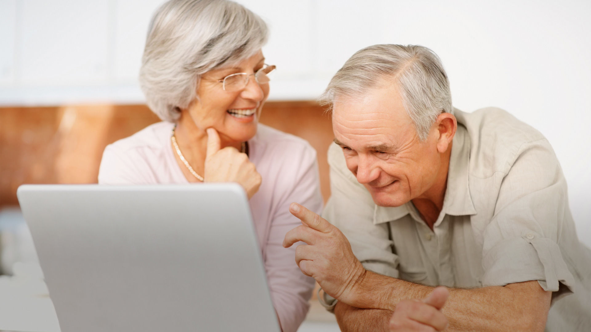 INCLUSIÓN DEL ADULTO MAYOR EN LAS NUEVAS TECNOLOGÍAS