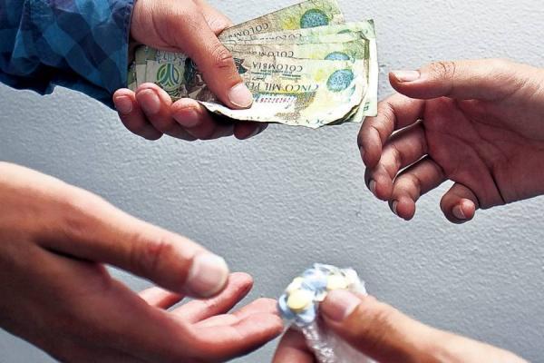 Venta ilegal de drogas y armas.