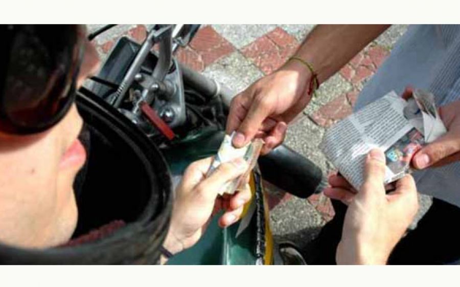 Venta ilegal de drogas y armas.