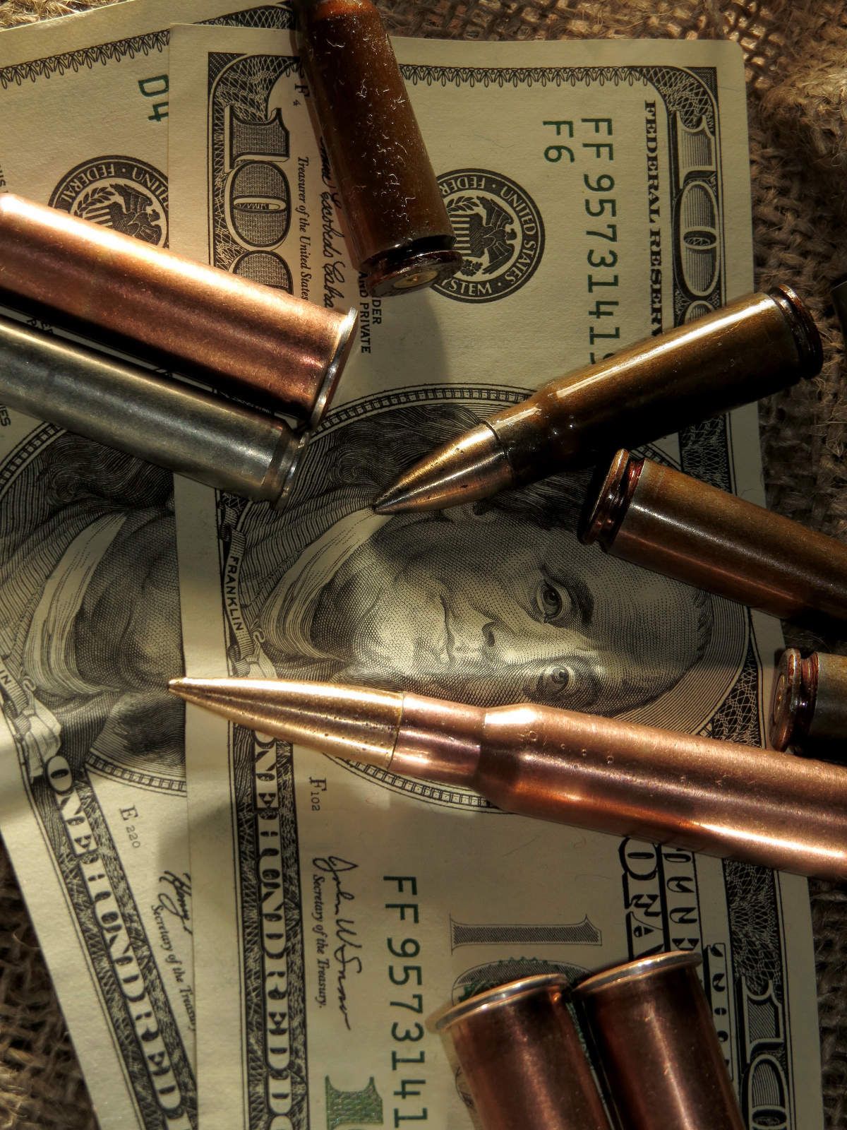 Venta ilegal de drogas y armas.