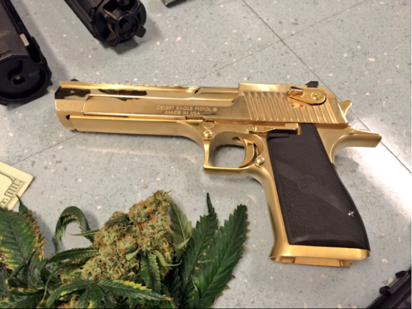 Venta ilegal de drogas y armas.