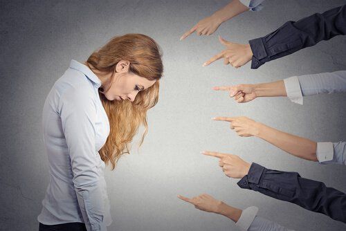 La percepción y la toma de decisiones individuales.