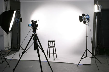 Que elementos se emplean en un estudio fotográfico.