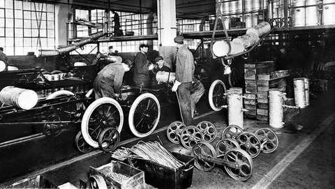 Ford introduce la cadena de montaje