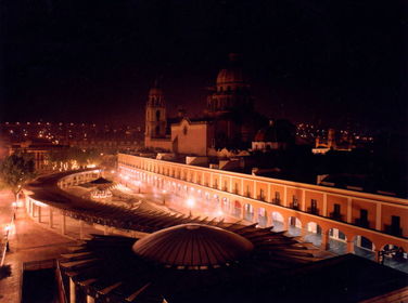 HERMOSA Y AGRADABLE DE NOCHE